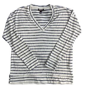 ⭐️ Kirkland striped long-sleeved V-neck top- size Medium